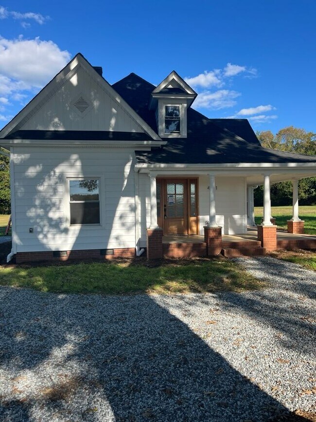 Foto del edificio - Modern Farmhouse for Rent in Browns Summit NC