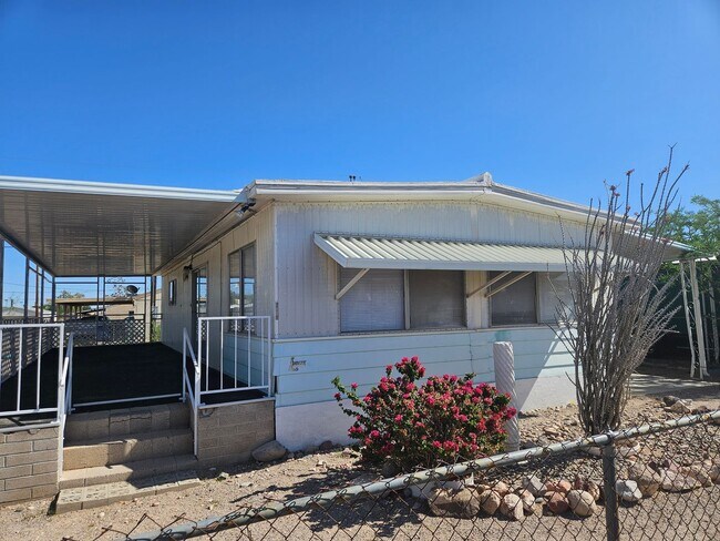 Foto del edificio - CUTE 2 Bed/2 Bath Mobile on 2 lots in Cent...
