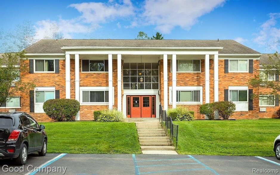 Primary Photo - 525 Fairbrook St