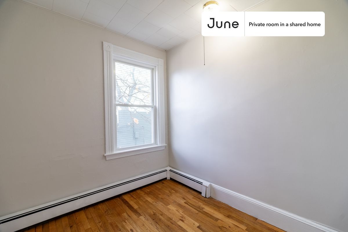 Foto principal - Private bedroom in 3 bed/1 bath Home