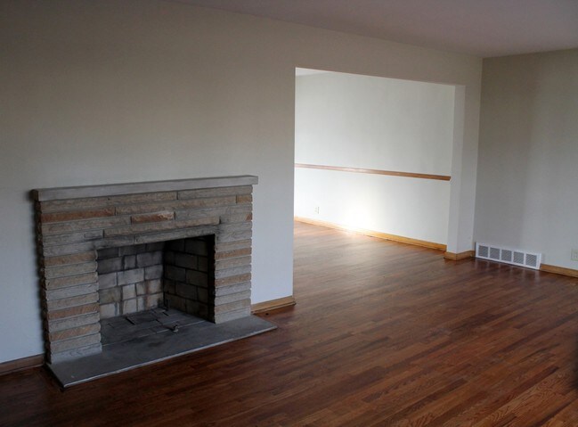 Building Photo - 2090 Newbury Dr