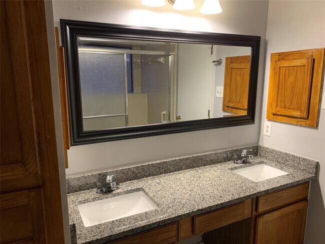 Foto del edificio - 11710 Hickory Garden Dr