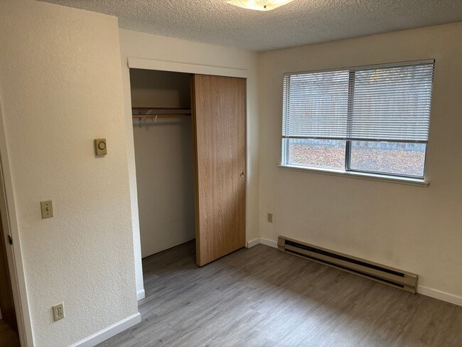 Building Photo - 717-719 SE Centennial St