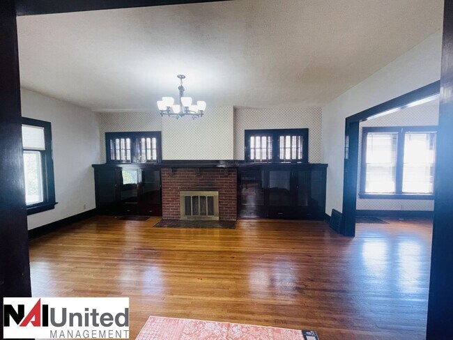 Building Photo - 4 bed 2 bath Home for rent on the Northsid...