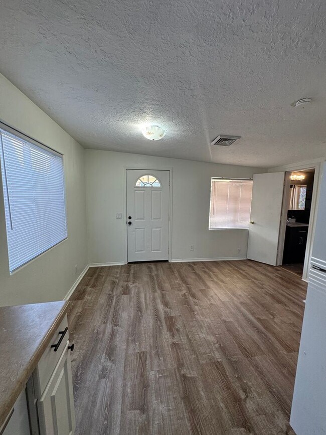 Foto del edificio - West Roseburg 2 Bedroom home with fenced yard