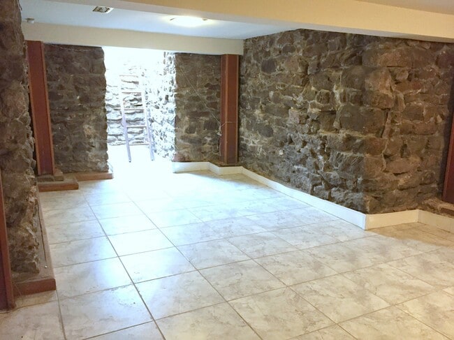 Foto del edificio - 529 Dunkirk Rd