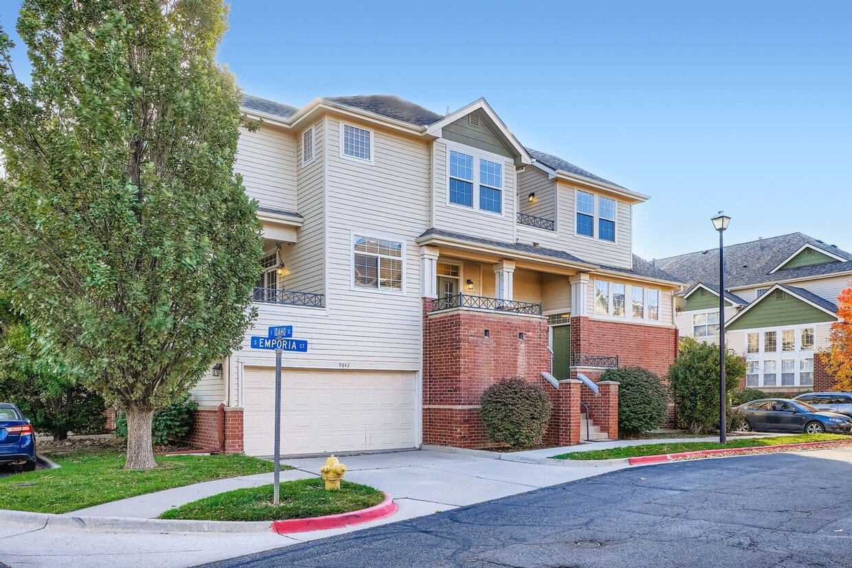 Foto principal - Spacious 3-Bedroom Townhome in Prime Denve...