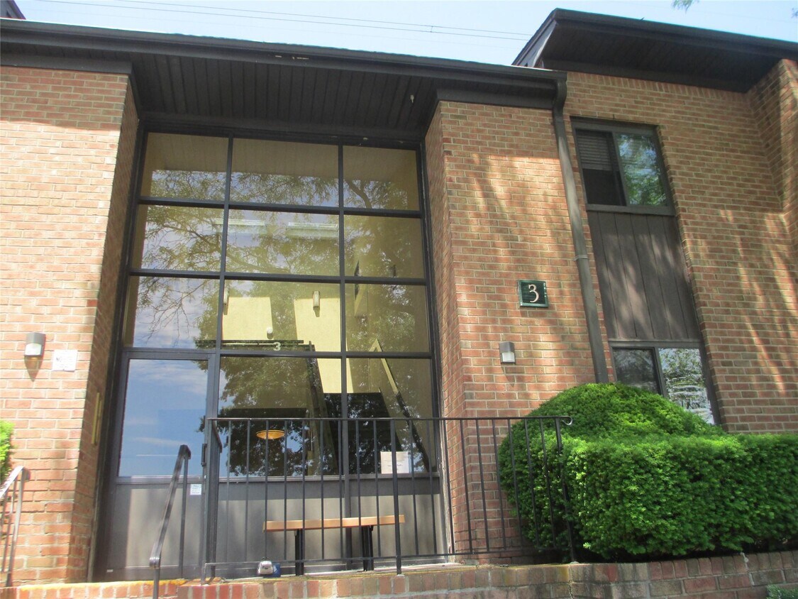 Primary Photo - 3 Brevoort Dr