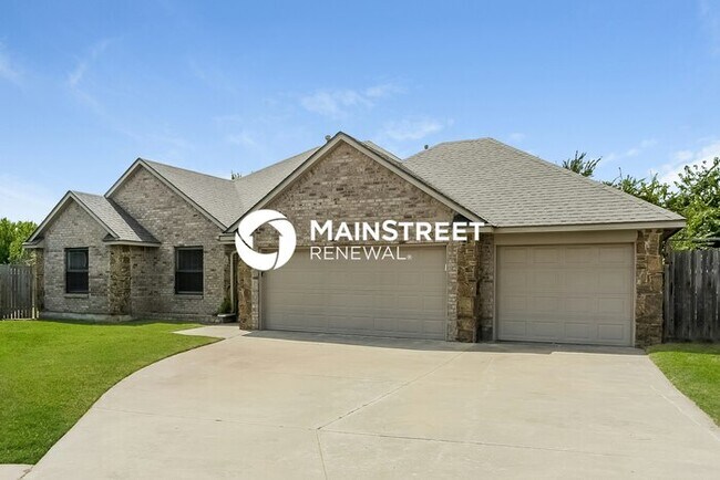 Building Photo - 3 Bedroom Pet-Friendly Home in MOORE, OK with Main Street Renewal
