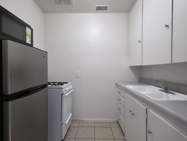 Foto del edificio - Cozy 1 Bedroom / 1 Bathroom Apartment Available for Lease in Yuma, AZ!