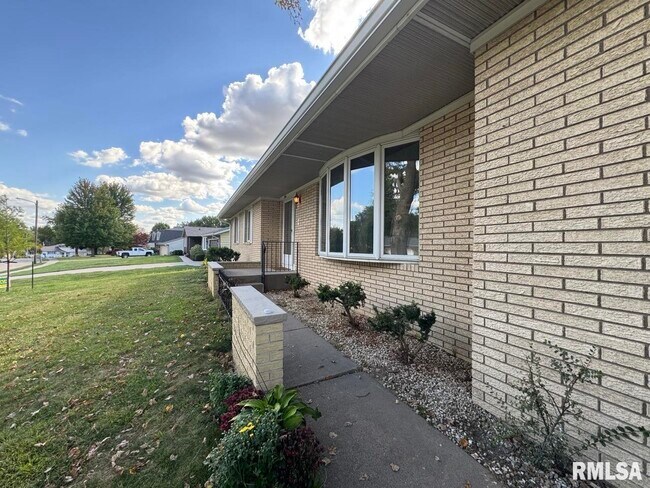 Foto del edificio - 3816 Ridgewood Dr