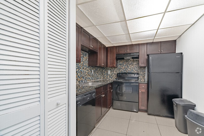 2BR, 2BA - 1,300SF - Windward Vista