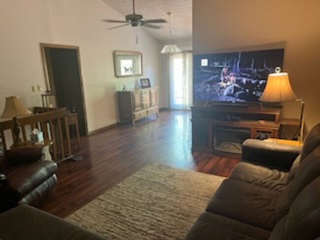 Foto del edificio - Large 4BR 3BTH 2car attached garage 1/2 du...