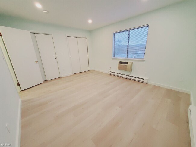 Building Photo - 1 br, 1 bath Condo - 76 Columbus Pl Unit 2