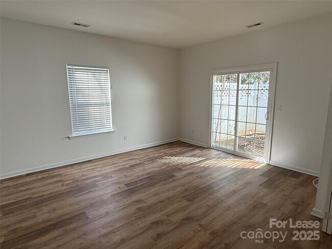 Foto del edificio - 7041 Somerset Springs Dr