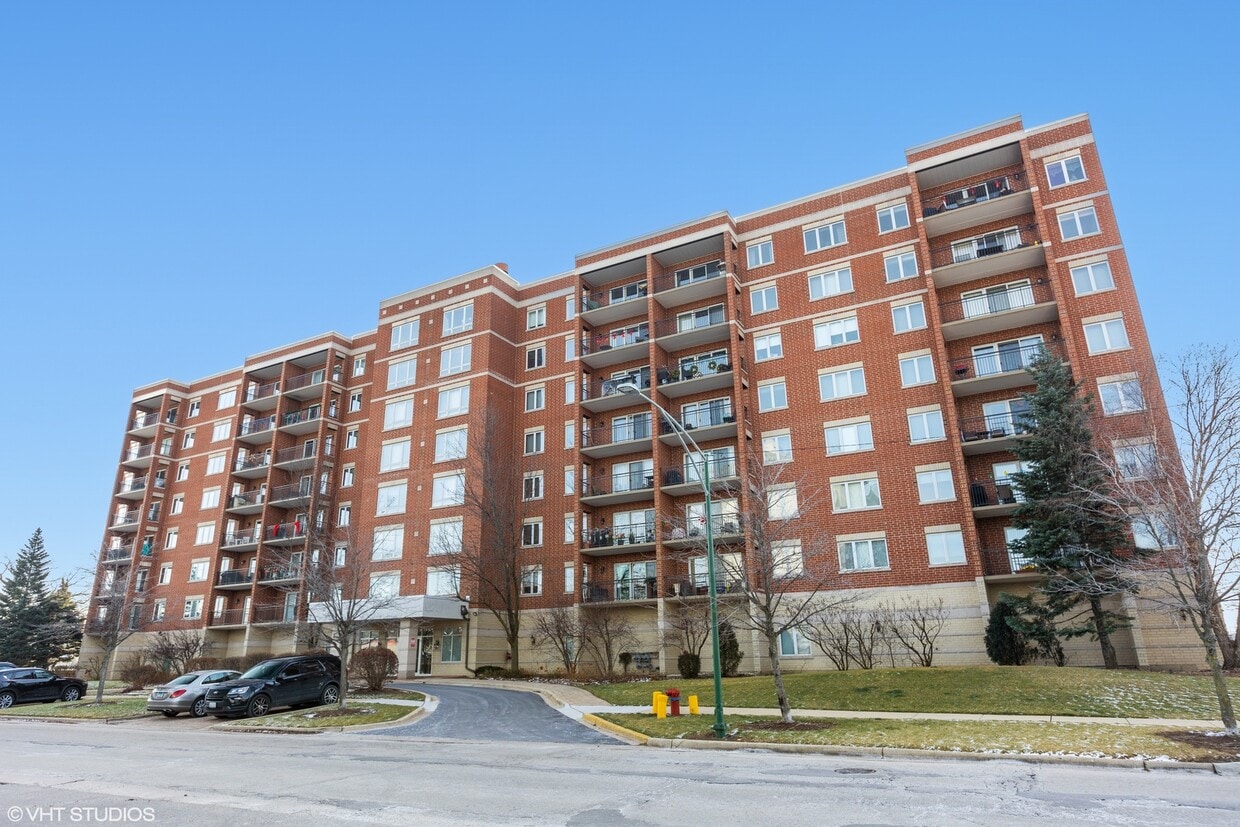 Primary Photo - 5555 N Cumberland Ave