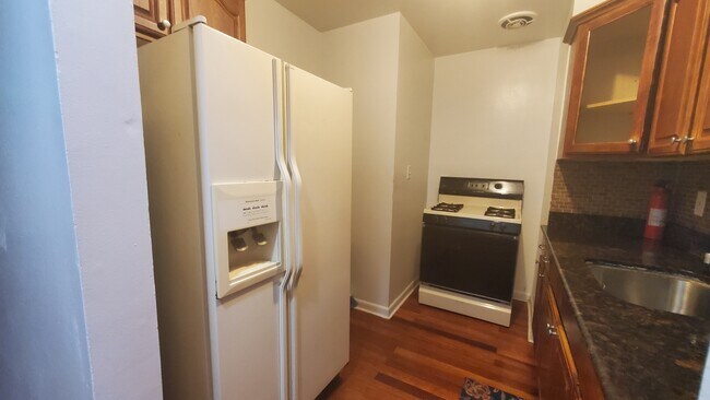 Kitchen - 922 W Lombard St