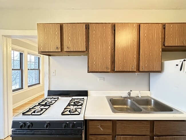 Building Photo - 3007 N Racine Ave