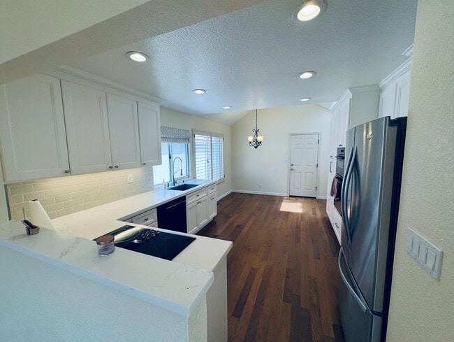 Building Photo - 6120 Lakeview Cir