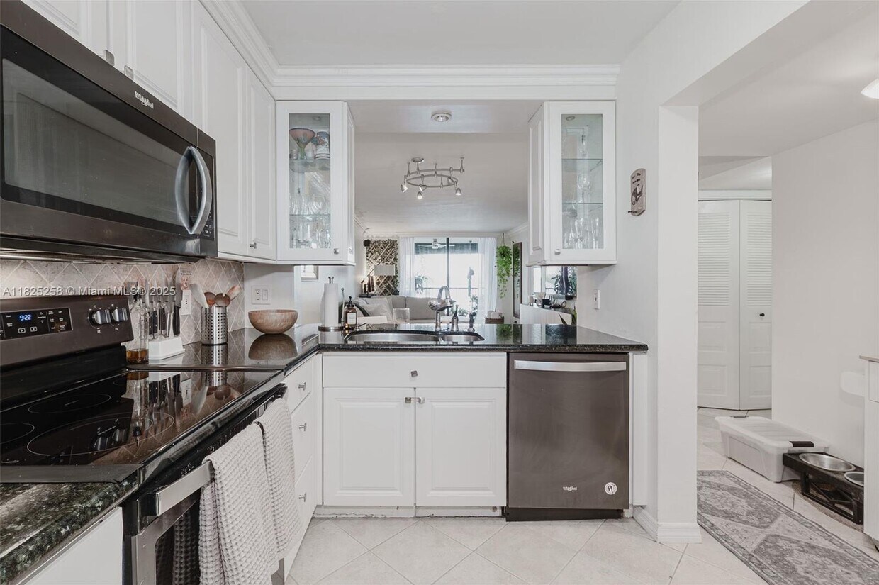 Foto principal - 110 Lake Emerald Dr