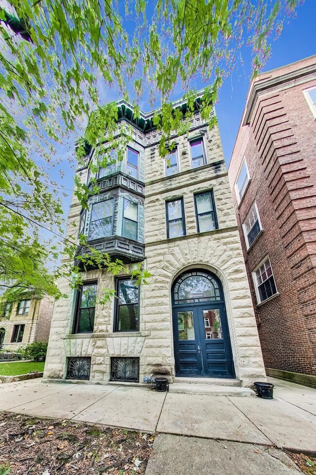 Greystone front - 5741 S Kenwood Ave