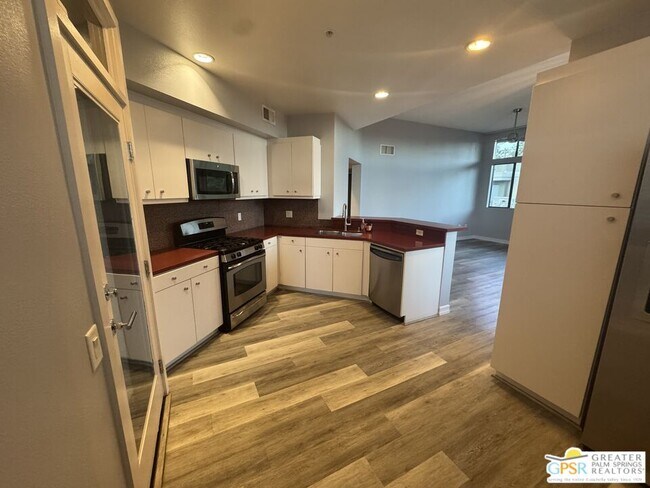 Foto del edificio - 810 E Palm Canyon Dr
