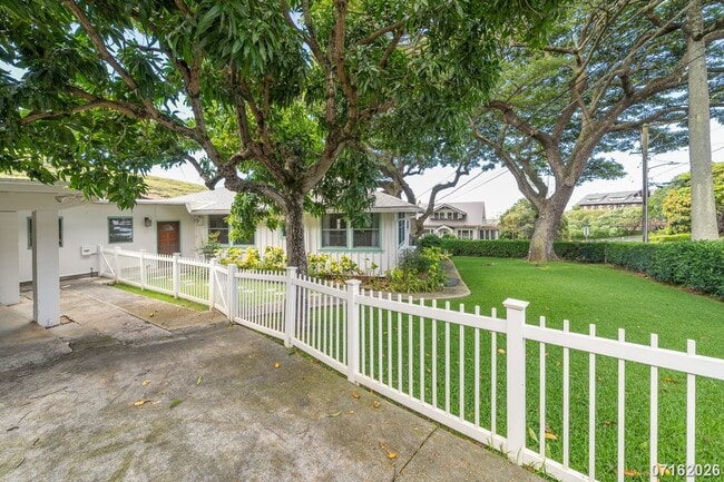Building Photo - Available Now – Charming 4-Bedroom Plantation-Style Home in Manoa!