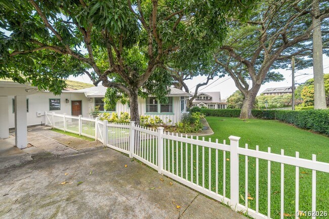 Foto del edificio - Available Now – Charming 4-Bedroom Plantation-Style Home in Manoa!