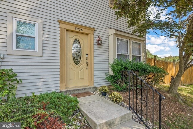 Building Photo - 5806 Red Haven Dr