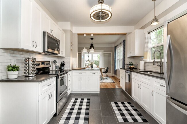 Foto del edificio - Updated 3 bedroom 1.5 bath + Office in North Tacoma