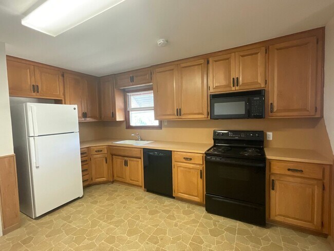 Building Photo - **Available Now** AMAZING 3 bedroom 2 Bath...
