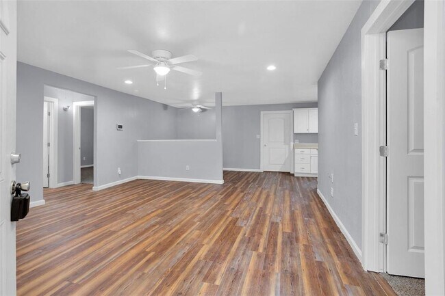 Building Photo - 10129 I-45