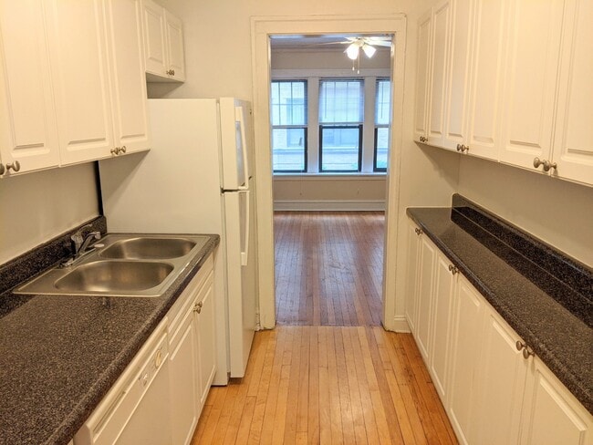 Building Photo - 925 Forest Ave