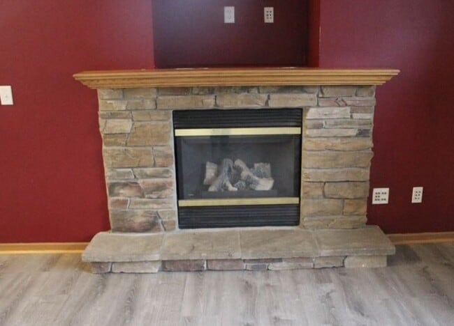 Building Photo - End Unit Townhome *3Bed/2.5 Bath*3 Season Porch! Available 10/1.
