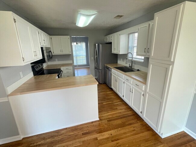 Foto del edificio - Harbortowne corner lot home with fenced yard and deck!
