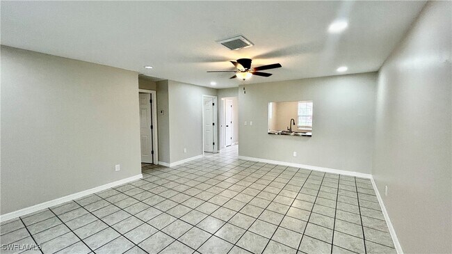 Building Photo - 527 SE 5th Pl