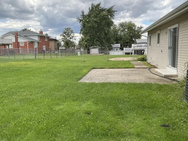 Building Photo - 15829 Ridgeland Ave