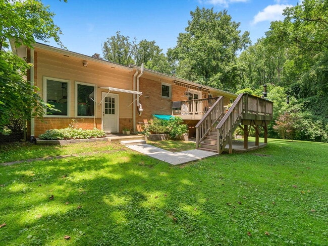 Building Photo - "Stunning 4-Bed Oasis with Granite Eleganc...