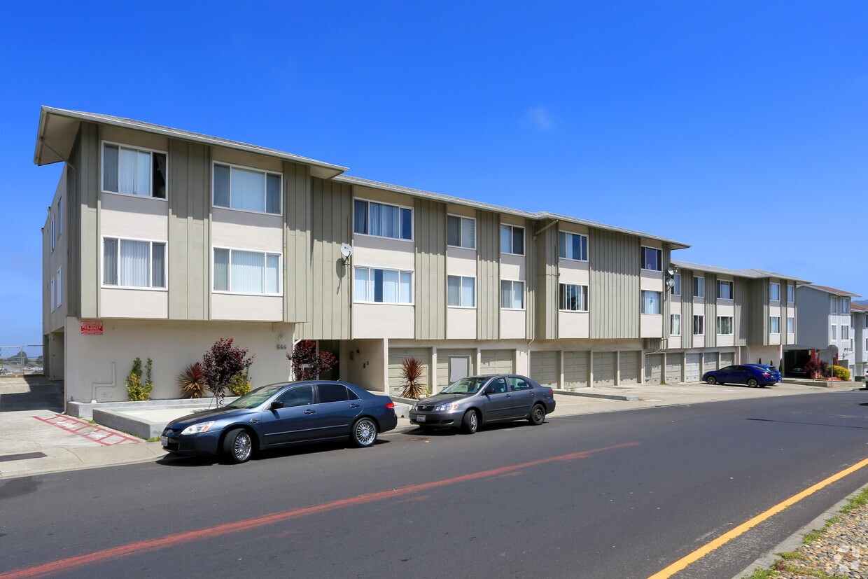 Primary Photo - Clarinada Apartments