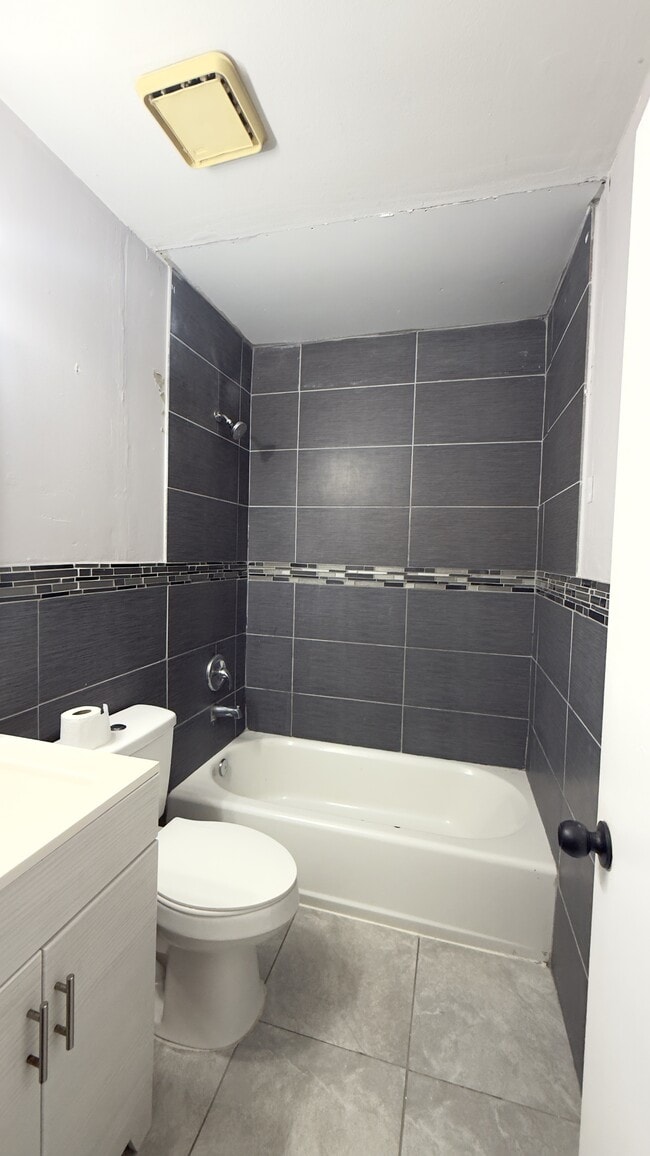 Building Photo - 231 N Collen Rd