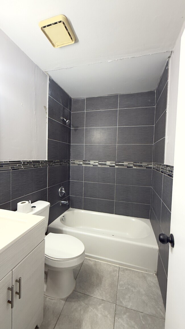 Foto del edificio - 231 N Collen Rd