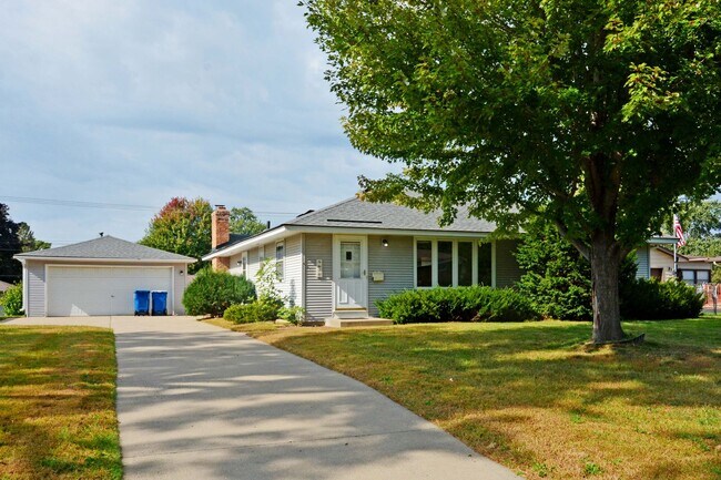 Foto del edificio - Spacious 3 bed, 2 bath rental in Bloomingt...