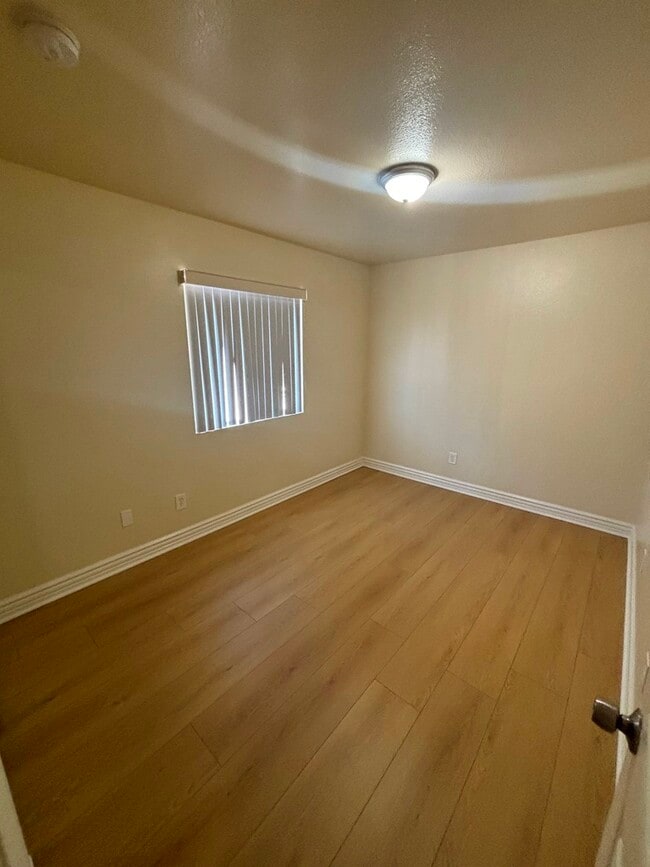 Building Photo - 828 W 71st St