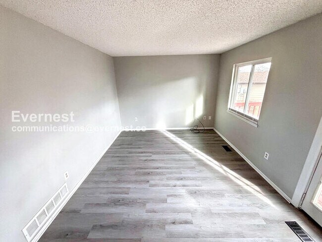 Building Photo - 4 Bed/2 Bath Home with Fenced Yard & Garage / Available Now!