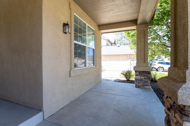 Foto del edificio - Beautiful 2 Story Home in District 20!