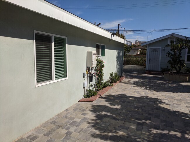 Foto del edificio - 2442 Granville Ave