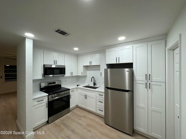 Building Photo - 328 Bay Ave