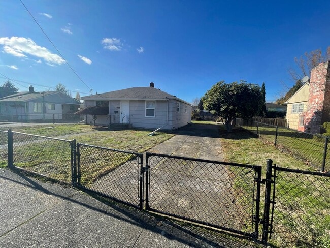 Building Photo - Central Kitsap Home with Detached Garage &...