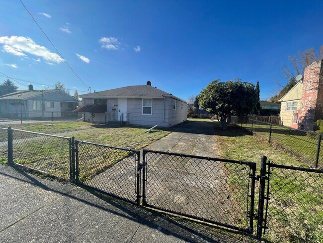Foto del edificio - Central Kitsap Home with Detached Garage &...
