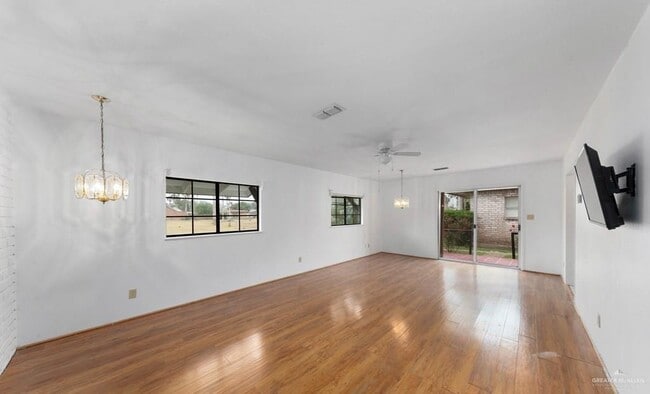 Foto del edificio - 16 McFadden Dr